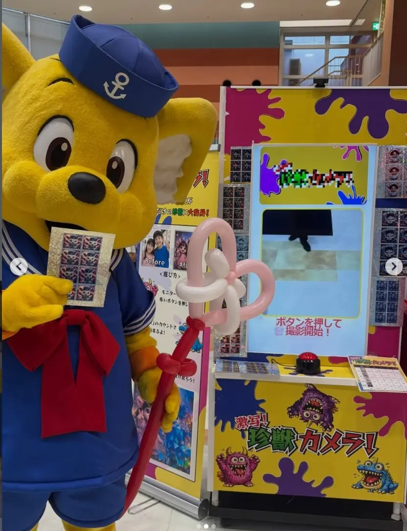 キャラクターが珍獣カメラのシールを紹介する様子